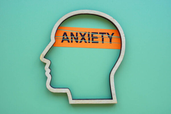 Деревянная голова с надписью тревога.