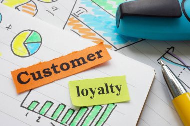 Pazarlama grafiklerine yakın çekim ve müşteri sadakati.