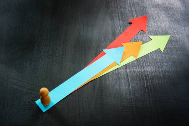 Ön tarafta duran okları düşün. Liderlik ve hedef başarı kavramı.