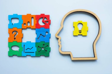 Kafa ve yapboz parçaları. Sorun çözme ve iş fikirleri kavramı.