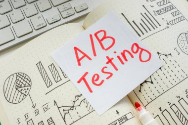 Veri odaklı karar verme işleminin sembolü olarak A B test etiketli grafikler ve grafikler.