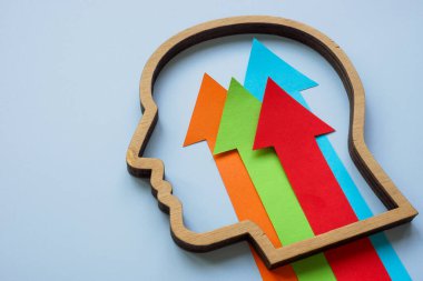 İçinde büyüyen oklar olan kafa tasviri. Kişisel gelişim ya da yenilikçi düşünce.