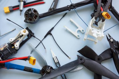 Bozuk FPV insansız hava araçlarını tamir ederken kapat.