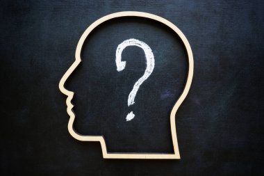 Tebeşir soru işareti olan bir kafa tasviri. Merakı ve soruşturmayı temsil eder..