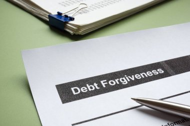 Borç affetme formu ve yığınla kağıt. Finansal rahatlama ve borç anlaşması.