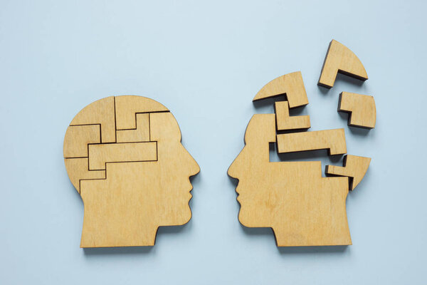 Голова с законченной головоломкой и еще одна с разобранными кусочками. Наставничество и психотерапия