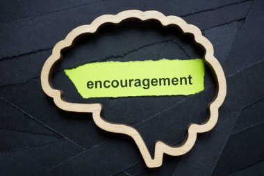 Cesaret kelimesinin kullanıldığı bir beyin. Pozitif düşünce ve zihinsel motivasyon.