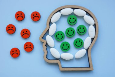 Antidepresanlı ve gülen yüzlü kafa tasviri. Zihinsel sağlık ve duygusal refah..