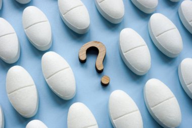 Tıbbi ilaçlar ve soru işareti. Yan etkileri ve sağlık riskleri.