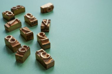 Metalik tipografik sayılara yakın çekim. Mali hesaplamalar ve denetim doğruluğu.