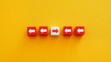 Oklar karşı tarafı işaret ediyor. Uyumsuzluk ve karar verme.