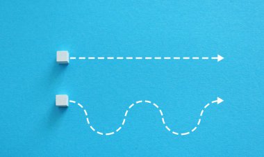 Oklar farklı yollarla bir hedefe gidiyor. Stratejik planlama ve hedeflere ulaşmak.