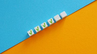 Küpler bir plan ya da listenin tamamlanmış kısımlarını sembolize ediyor. Görev yönetimi ve verimlilik.