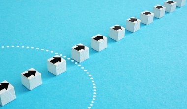 Sınırı aşan oklar sınırları aşmayı ve potansiyel kilidi açmayı sembolize ediyor.