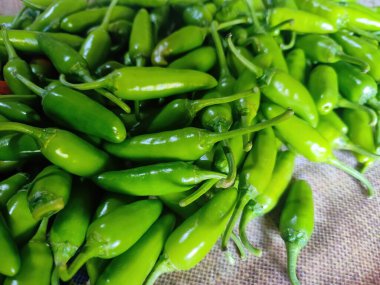 Taze ve baharatlı yeşil biberlerin yakın görüntüsü