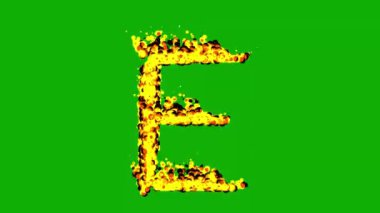Yeşil ekran arka planında ateş efektli İngilizce alfabe E