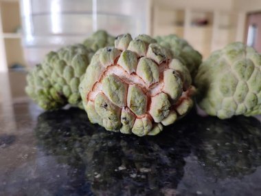 Yakın görüş ve taze elmaların seçici odak noktası 