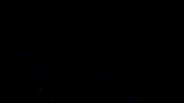 明白な黒い背景の多彩な円形の光線のパターン — ストック動画
