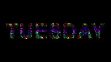 Sade siyah arkaplan üzerinde renkli piksel parçacıkları olan Salı metni