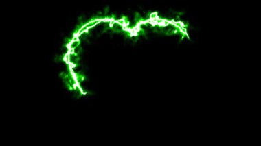 Sade siyah arkaplanda yeşil enerji etkisine sahip kalp şekli