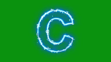 Yeşil ekran arka planında ışık enerjisi kıvılcımları olan İngiliz alfabesi C
