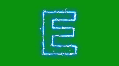 Yeşil ekran arka planında ışık enerjisi kıvılcımları olan E alfabesi İngilizce