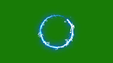 Yeşil ekran arka planında dönen yıldırım enerjisi kıvılcımları