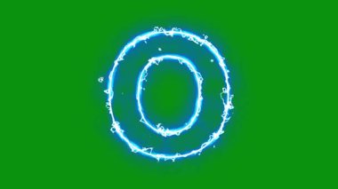 İngiliz alfabesi O ve yeşil ekran arka planında parlayan enerji kıvılcımları