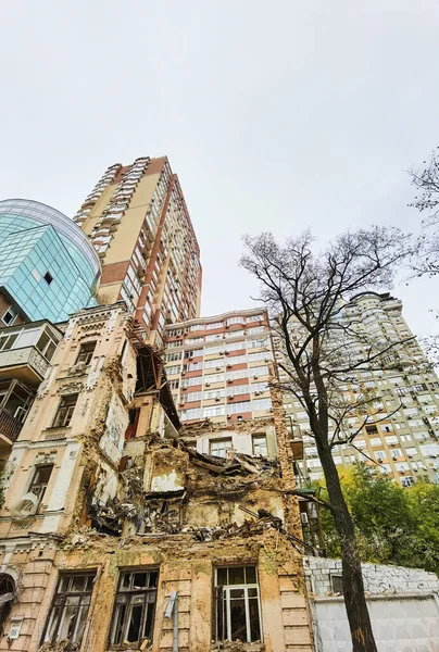 stock image KYIV, UKRAINE - October 22, 2022: Civilian house after a drone attack on buildings in Kyiv. Waves of explosive-laden suicide drones struck Ukraines capital as families were preparing to start their