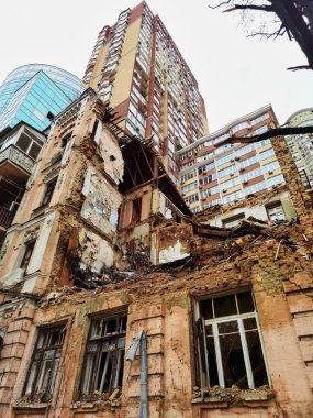 KYIV, UKRAINE - 22 Ekim 2022: Kyiv 'deki binalara insansız hava aracı saldırısından sonra sivil ev. Patlayıcı yüklü intihar İHA 'ları ailelerin başlamaya hazırlandığı Ukrayna başkentini vurdu.