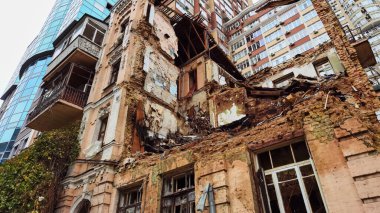 KYIV, UKRAINE - 22 Ekim 2022: Kyiv 'deki binalara insansız hava aracı saldırısından sonra sivil ev. Patlayıcı yüklü intihar İHA 'ları ailelerin başlamaya hazırlandığı Ukrayna başkentini vurdu.