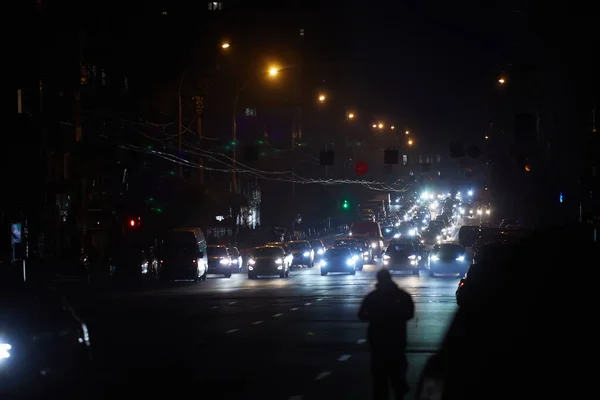 ウクライナのキエフ 2022年12月16日 ウクライナの首都キエフで停電 街路灯のない首都通り 通過する車のライトだけが表示されます — ストック写真
