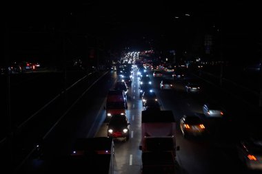 Kyiv, Ukrayna - 16 Aralık 2022 Ukrayna 'nın başkenti Kyiv' de elektrik kesintisi. Sokak lambası olmayan ana caddeler. Sadece geçen arabaların ışıkları görülebilir..