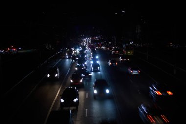 Kyiv, Ukrayna - 16 Aralık 2022 Ukrayna 'nın başkenti Kyiv' de elektrik kesintisi. Sokak lambası olmayan ana caddeler. Sadece geçen arabaların ışıkları görülebilir..