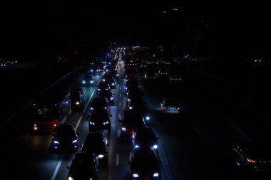 Kyiv, Ukrayna - 16 Aralık 2022 Ukrayna 'nın başkenti Kyiv' de elektrik kesintisi. Sokak lambası olmayan ana caddeler. Sadece geçen arabaların ışıkları görülebilir..