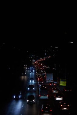 Kyiv, Ukrayna - 16 Aralık 2022 Ukrayna 'nın başkenti Kyiv' de elektrik kesintisi. Sokak lambası olmayan ana caddeler. Sadece geçen arabaların ışıkları görülebilir..