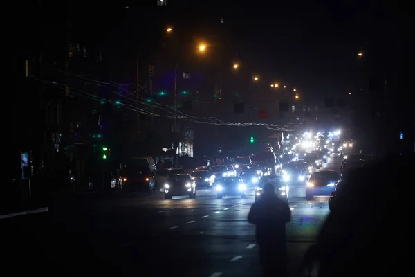 乌克兰基辅 2022年12月16日 乌克兰首都基辅停电 没有街灯的首都街道 只有路过的汽车的灯光是看得见的 — 图库照片
