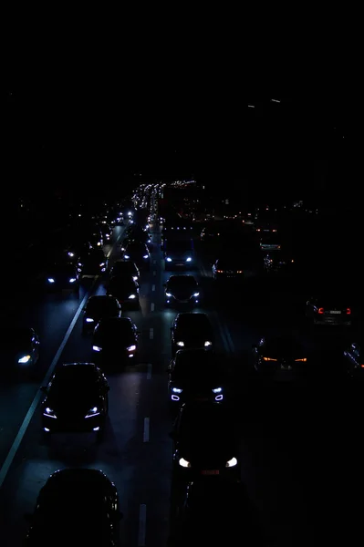 乌克兰基辅 2022年12月16日 乌克兰首都基辅停电 没有街灯的首都街道 只有路过的汽车的灯光是看得见的 — 图库照片