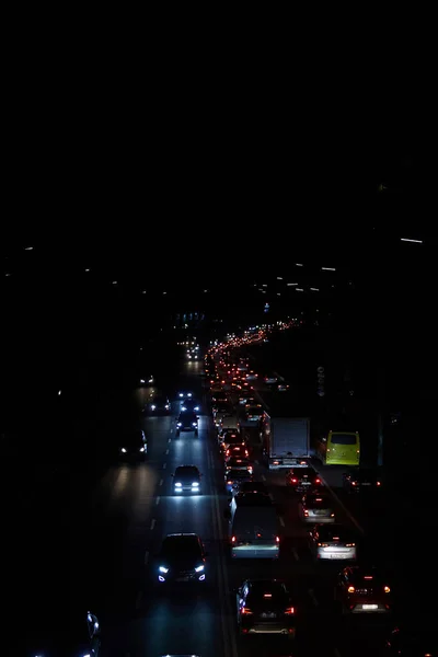 ウクライナのキエフ 2022年12月16日 ウクライナの首都キエフで停電 街路灯のない首都通り 通過する車のライトだけが表示されます — ストック写真