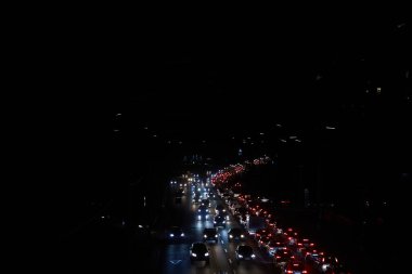Kyiv, Ukrayna - 16 Aralık 2022 Ukrayna 'nın başkenti Kyiv' de elektrik kesintisi. Sokak lambası olmayan ana caddeler. Sadece geçen arabaların ışıkları görülebilir..