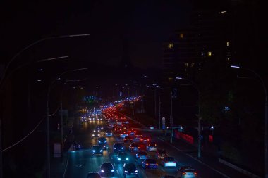 Kyiv, Ukrayna - 16 Aralık 2022 Ukrayna 'nın başkenti Kyiv' de elektrik kesintisi. Sokak lambası olmayan ana caddeler. Sadece geçen arabaların ışıkları görülebilir..