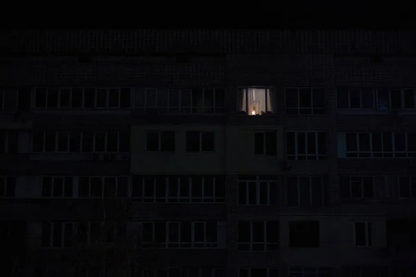 Ljus Ett Fönster Lägenhet Flervåningshus Rullande Blackout Ett Bostadsområde Kiev — Stockfoto