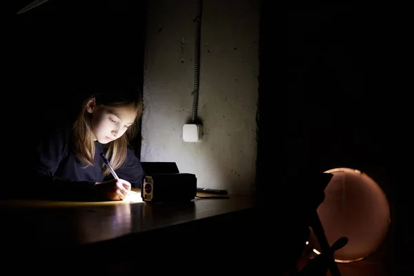 Ragazza Impara Lezioni Buio Bambino Lavoro Scolastico Quando Non Elettricità — Foto Stock