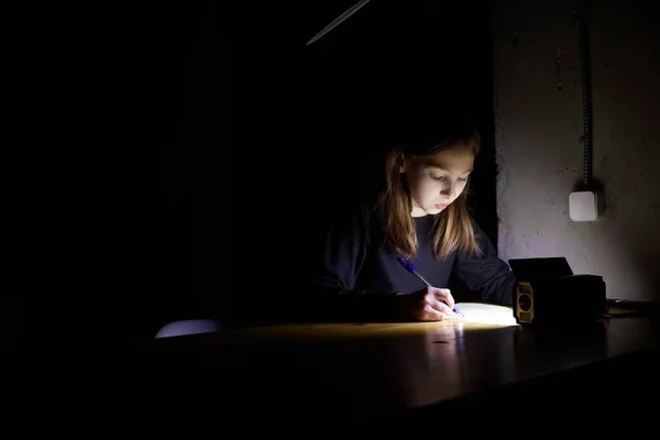Chica Aprende Lecciones Oscuridad Niño Hace Trabajo Escolar Cuando Hay —  Fotos de Stock