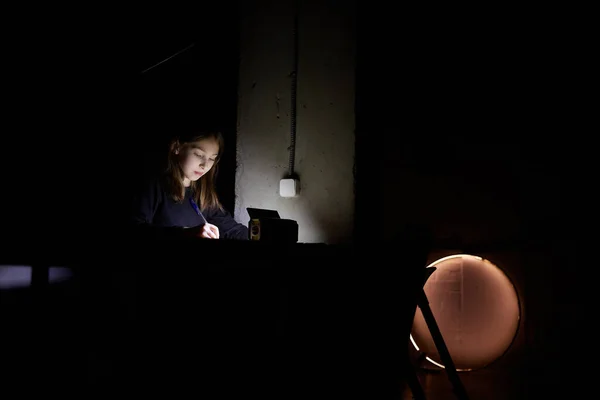 Chica Aprende Lecciones Oscuridad Niño Hace Trabajo Escolar Cuando Hay — Foto de Stock