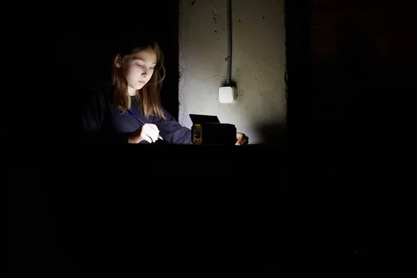 Kız Karanlıkta Dersler Öğreniyor Evde Elektrik Olmayınca Bir Çocuk Okul — Stok fotoğraf