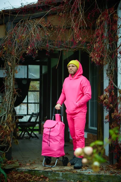 Hombre Rosa Posando Aire Libre Traje Deportivo Rosa Con Bolsa —  Fotos de Stock