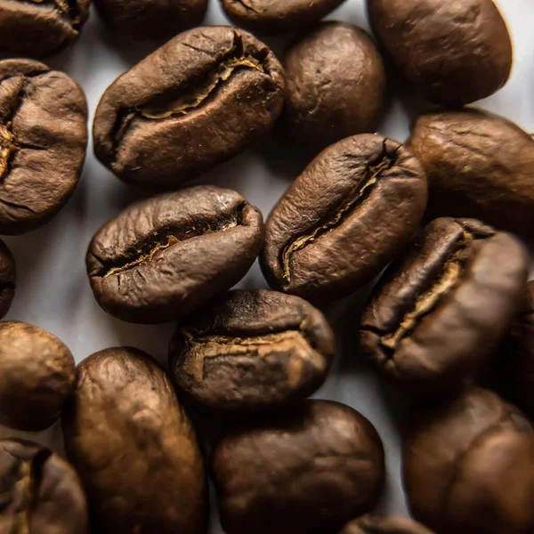 Falling Roasted Coffee Beans Macro Shot Крупный План — стоковое фото