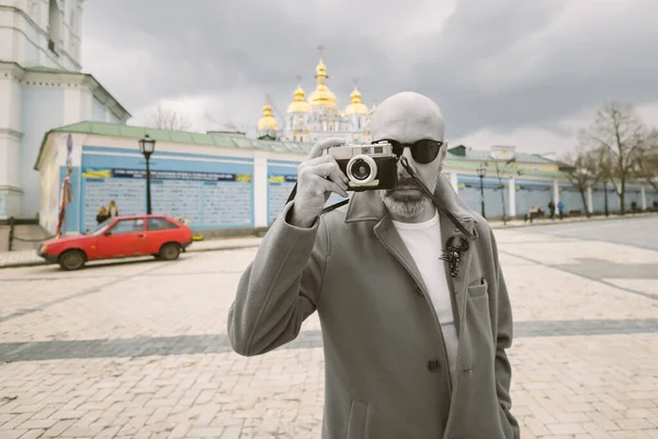 Hezký Vousatý Fotograf Pořizuje Snímky Filmové Retro Kameře Kyjevě Ukrajina — Stock fotografie