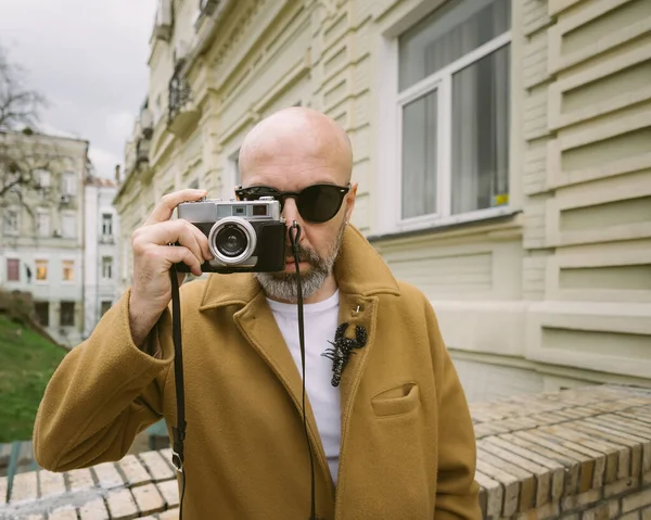 Handsome Beard Photographer Makes Pictures Film Retro Camera Kyiv City — Stock Photo, Image